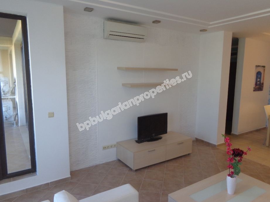 Люксовая меблированная трехкомнатная квартира на первой линии моря на продажу в городе Созополь