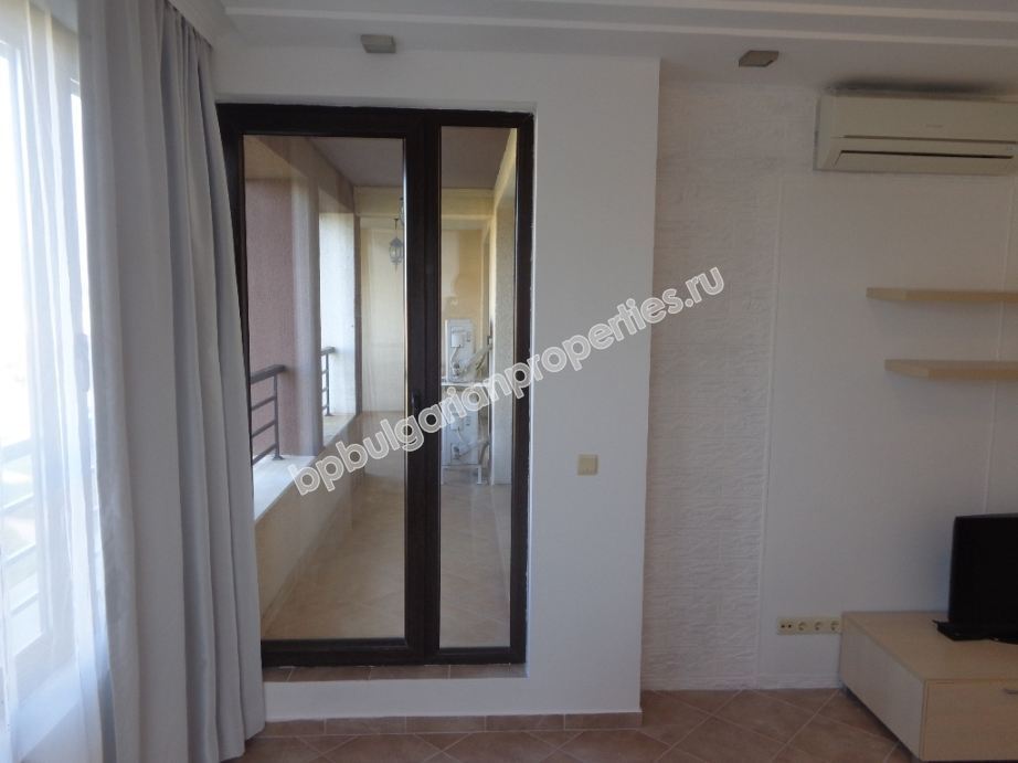 Люксовая меблированная трехкомнатная квартира на первой линии моря на продажу в городе Созополь