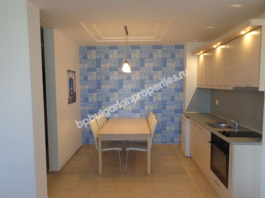 Люксовая меблированная трехкомнатная квартира на первой линии моря на продажу в городе Созополь