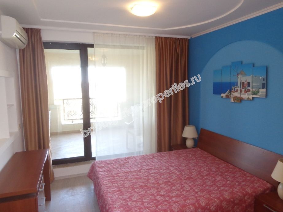 Люксовая меблированная трехкомнатная квартира на первой линии моря на продажу в городе Созополь