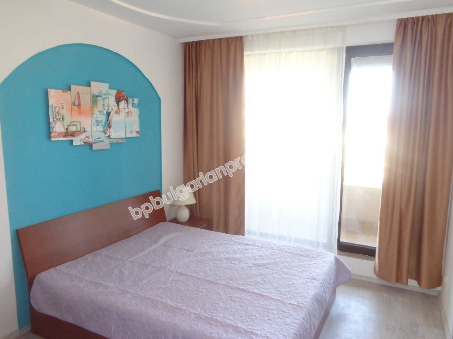 Люксовая меблированная трехкомнатная квартира на первой линии моря на продажу в городе Созополь