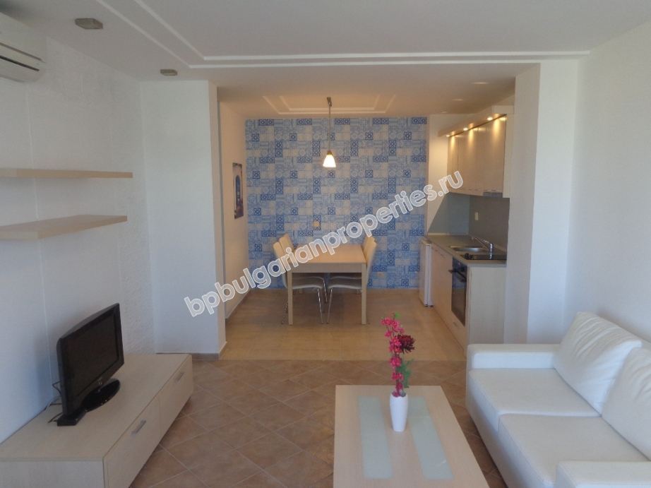 Люксовая меблированная трехкомнатная квартира на первой линии моря на продажу в городе Созополь