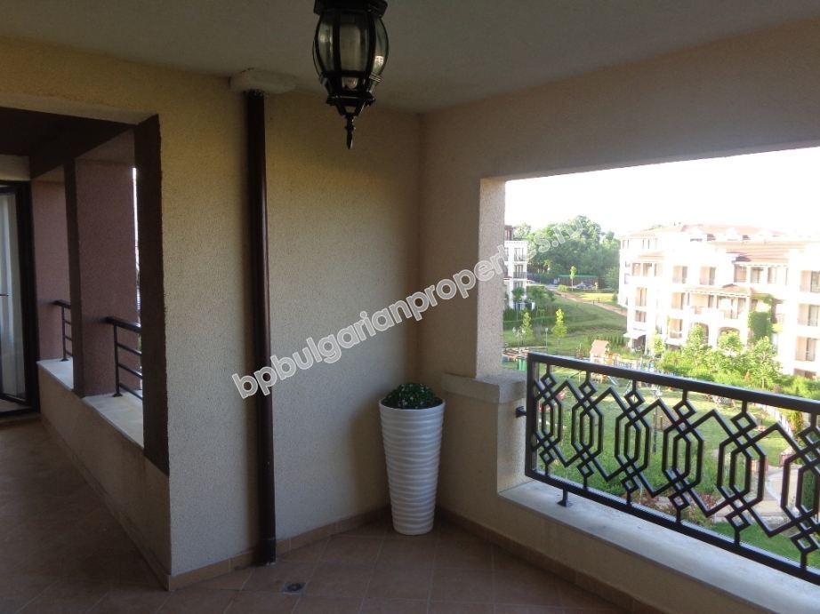 Люксовая меблированная трехкомнатная квартира на первой линии моря на продажу в городе Созополь