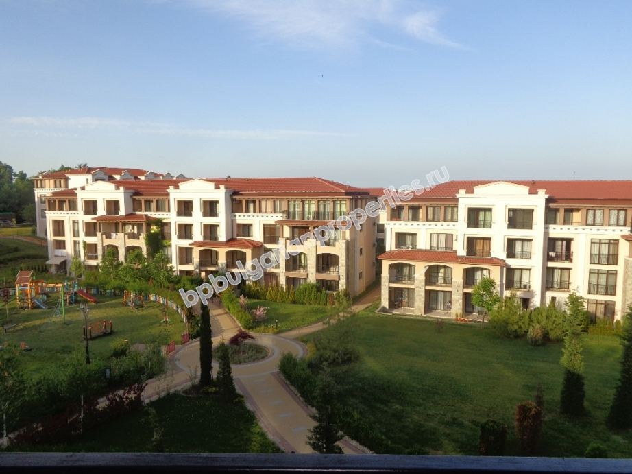 Люксовая меблированная трехкомнатная квартира на первой линии моря на продажу в городе Созополь