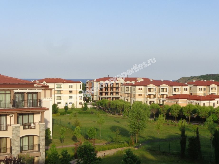 Люксовая меблированная трехкомнатная квартира на первой линии моря на продажу в городе Созополь