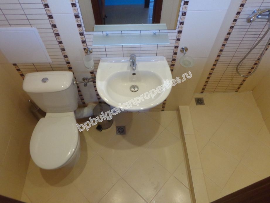 Люксовая меблированная трехкомнатная квартира на первой линии моря на продажу в городе Созополь