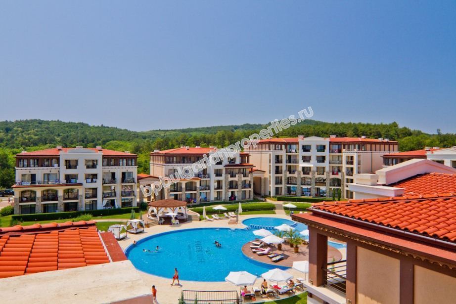 Люксовая меблированная трехкомнатная квартира на первой линии моря на продажу в городе Созополь