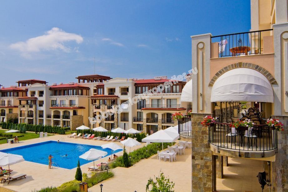 Люксовая меблированная трехкомнатная квартира на первой линии моря на продажу в городе Созополь