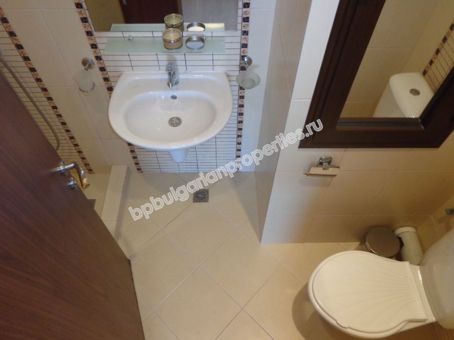 Люксовая меблированная трехкомнатная квартира на первой линии моря на продажу в городе Созополь