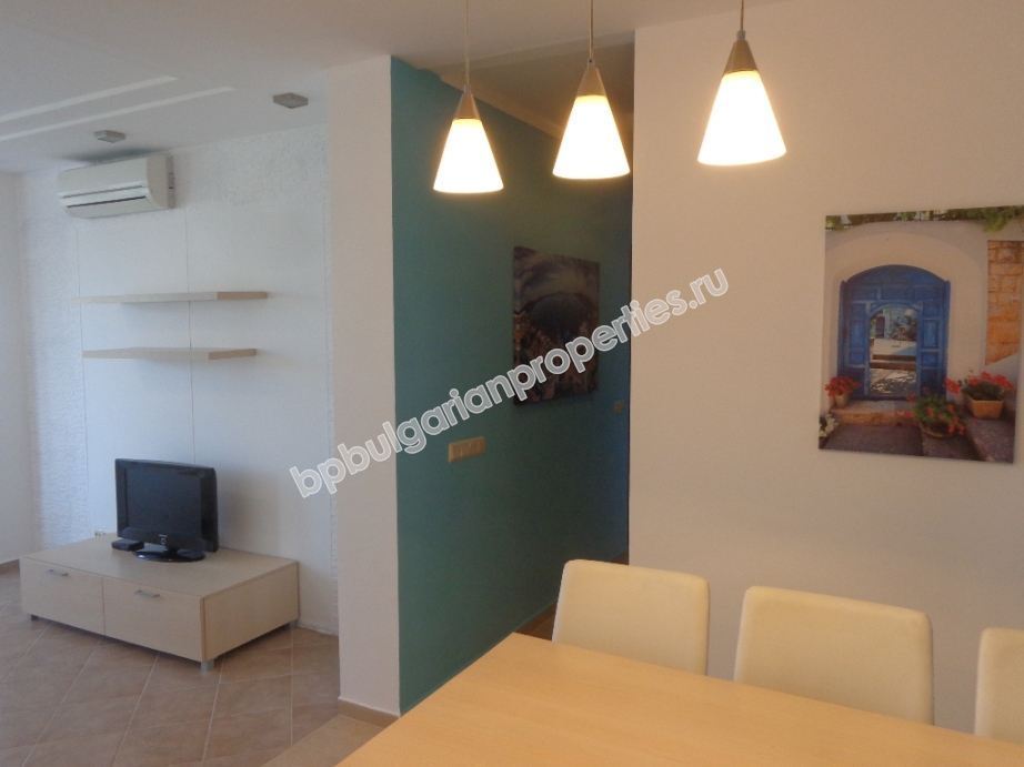 Люксовая меблированная трехкомнатная квартира на первой линии моря на продажу в городе Созополь