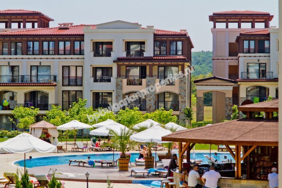 Люксовая меблированная трехкомнатная квартира на первой линии моря на продажу в городе Созополь