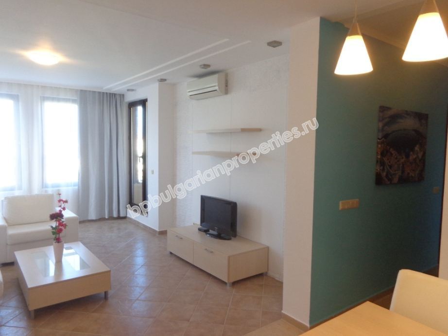 Люксовая меблированная трехкомнатная квартира на первой линии моря на продажу в городе Созополь