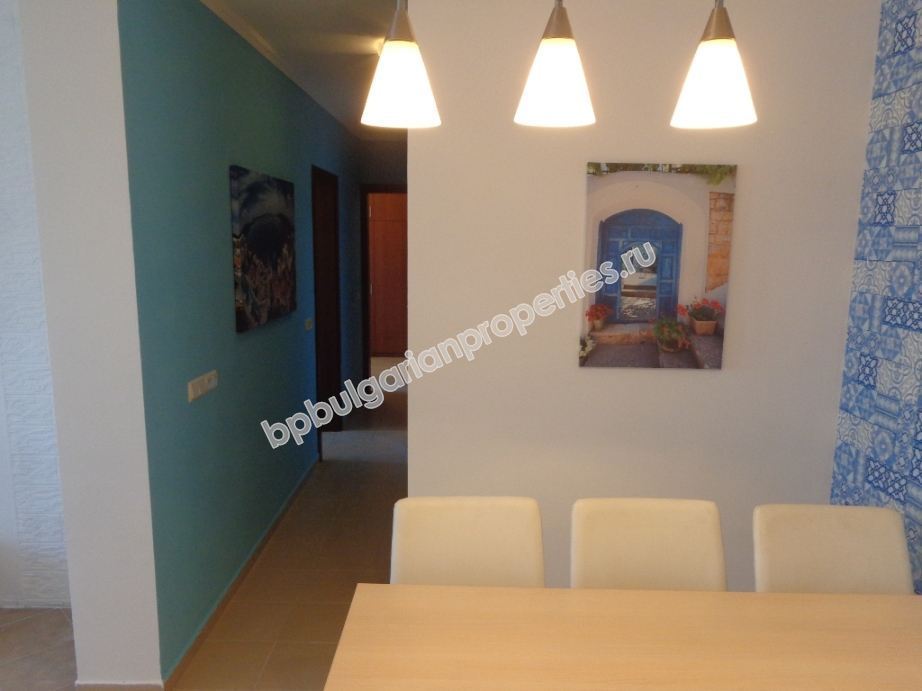 Люксовая меблированная трехкомнатная квартира на первой линии моря на продажу в городе Созополь