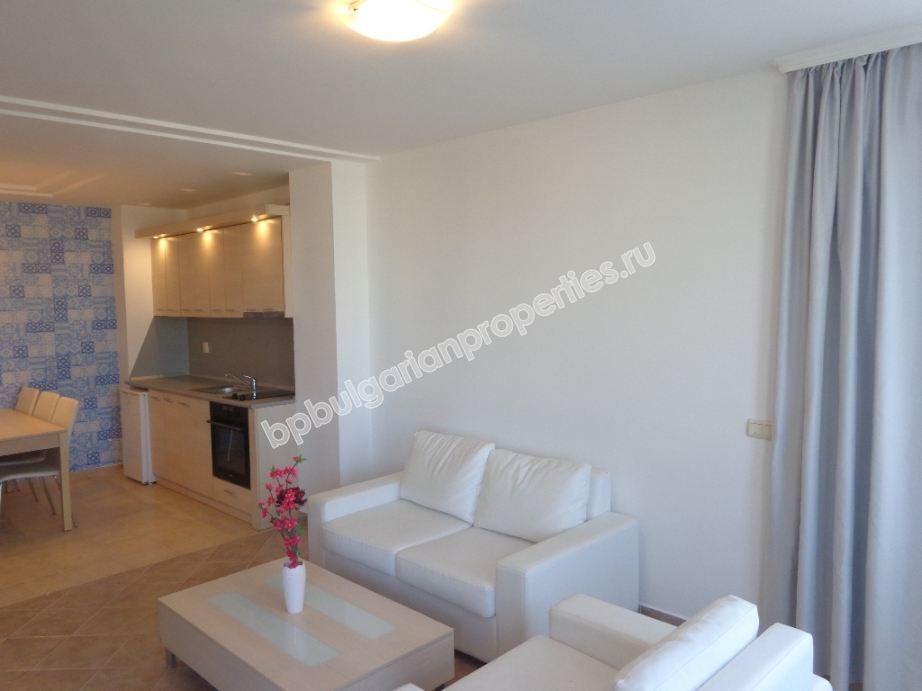 Люксовая меблированная трехкомнатная квартира на первой линии моря на продажу в городе Созополь