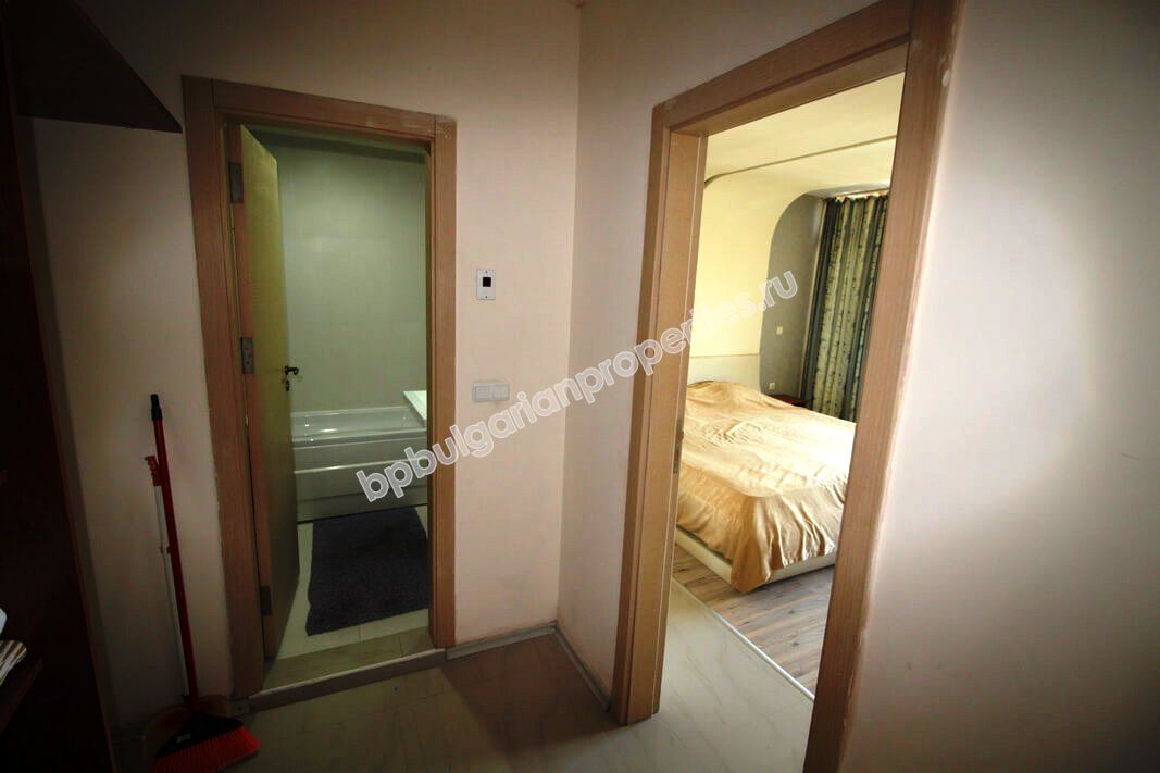 Большая меблированная двухкомнатная квартира на продажу в центре курорта Солнечный берег