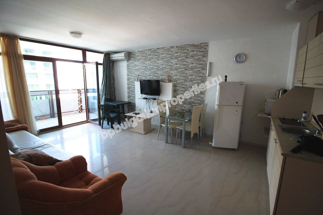 Большая меблированная двухкомнатная квартира на продажу в центре курорта Солнечный берег