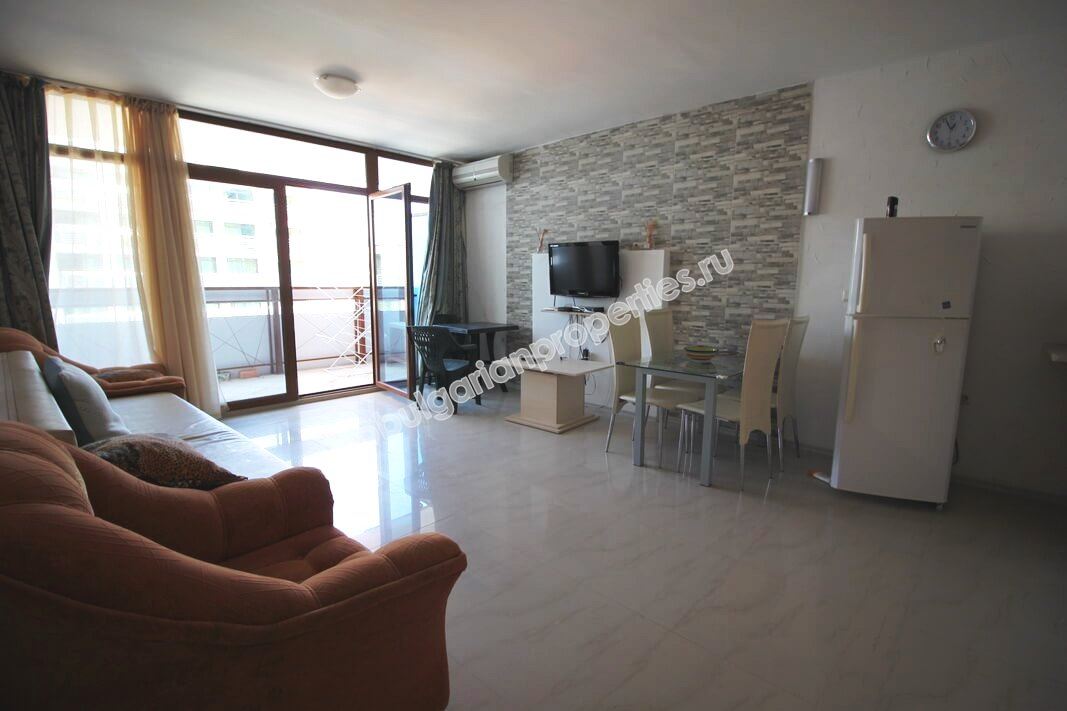 Большая меблированная двухкомнатная квартира на продажу в центре курорта Солнечный берег