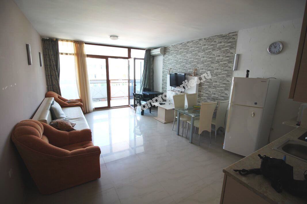 Большая меблированная двухкомнатная квартира на продажу в центре курорта Солнечный берег