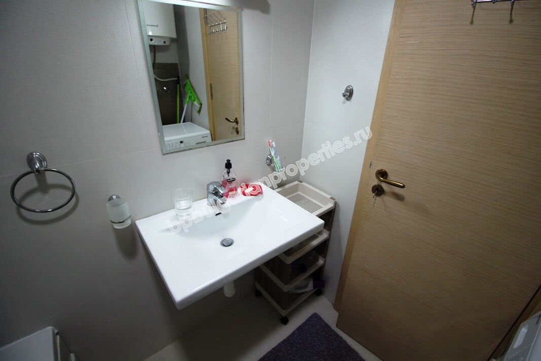 Большая меблированная двухкомнатная квартира на продажу в центре курорта Солнечный берег