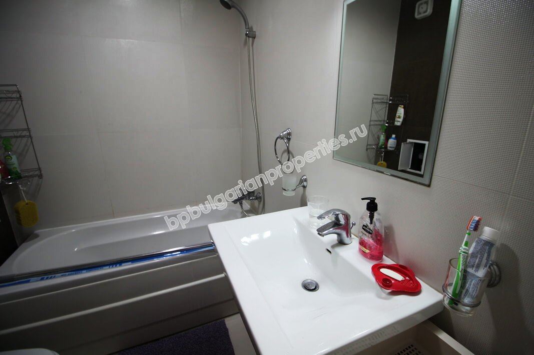 Большая меблированная двухкомнатная квартира на продажу в центре курорта Солнечный берег