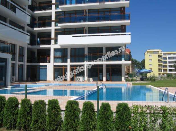 Большая меблированная двухкомнатная квартира на продажу в центре курорта Солнечный берег