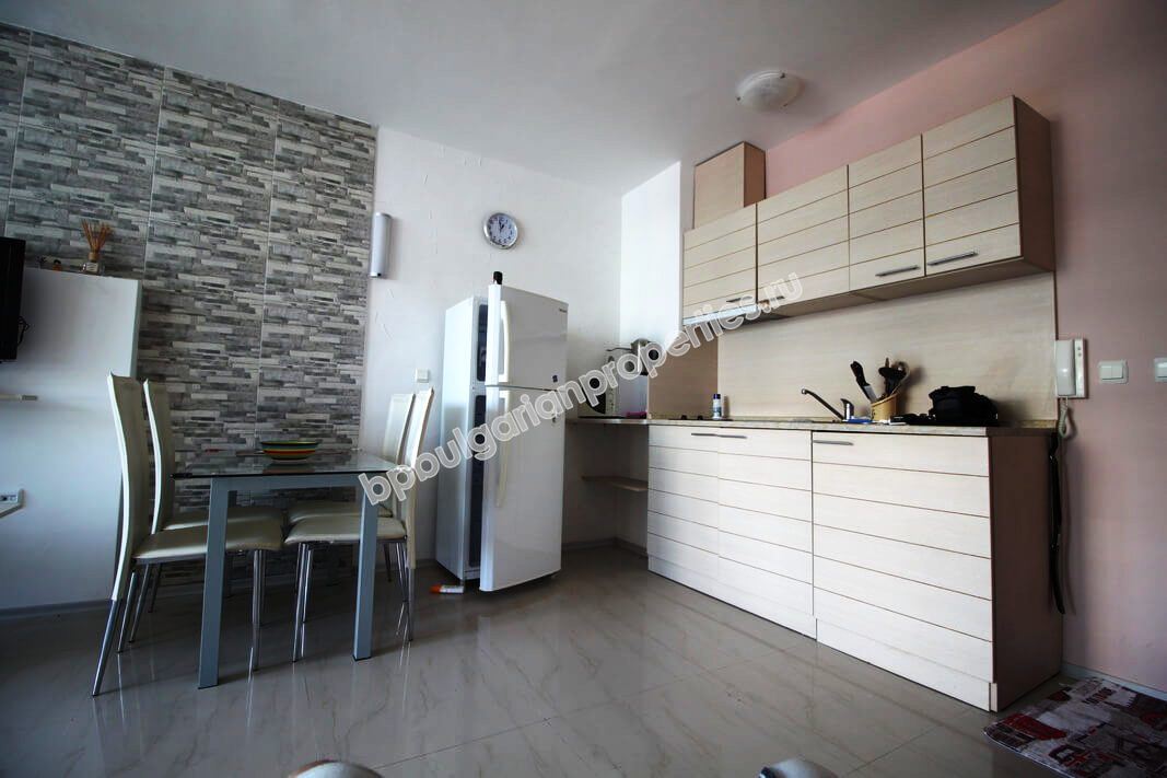 Большая меблированная двухкомнатная квартира на продажу в центре курорта Солнечный берег