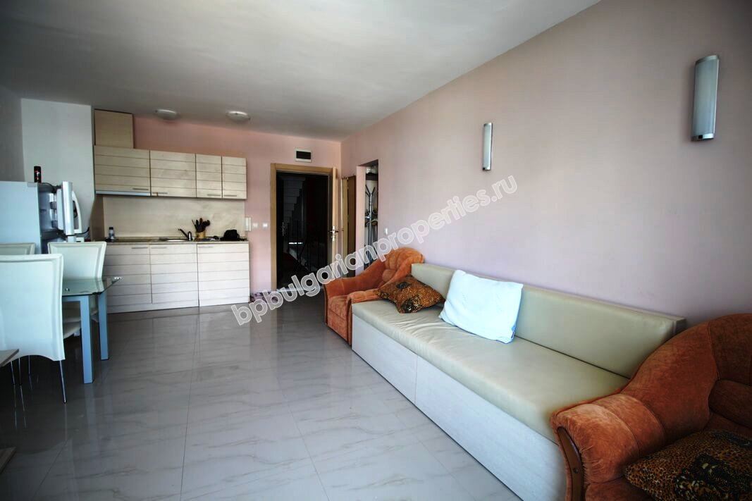 Большая меблированная двухкомнатная квартира на продажу в центре курорта Солнечный берег