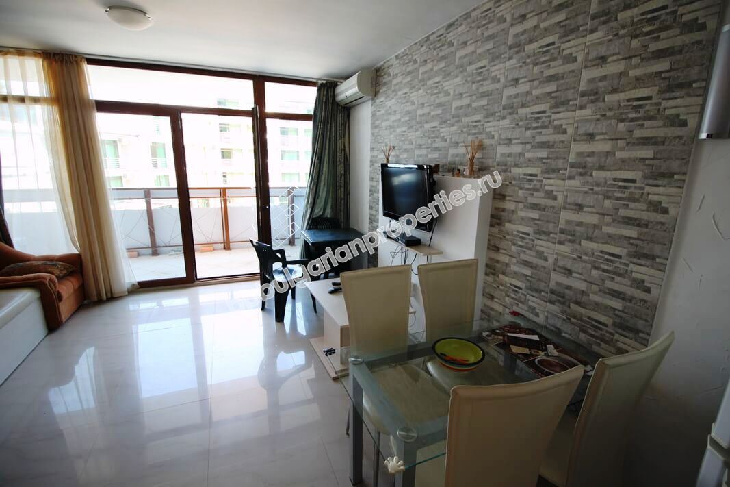 Большая меблированная двухкомнатная квартира на продажу в центре курорта Солнечный берег