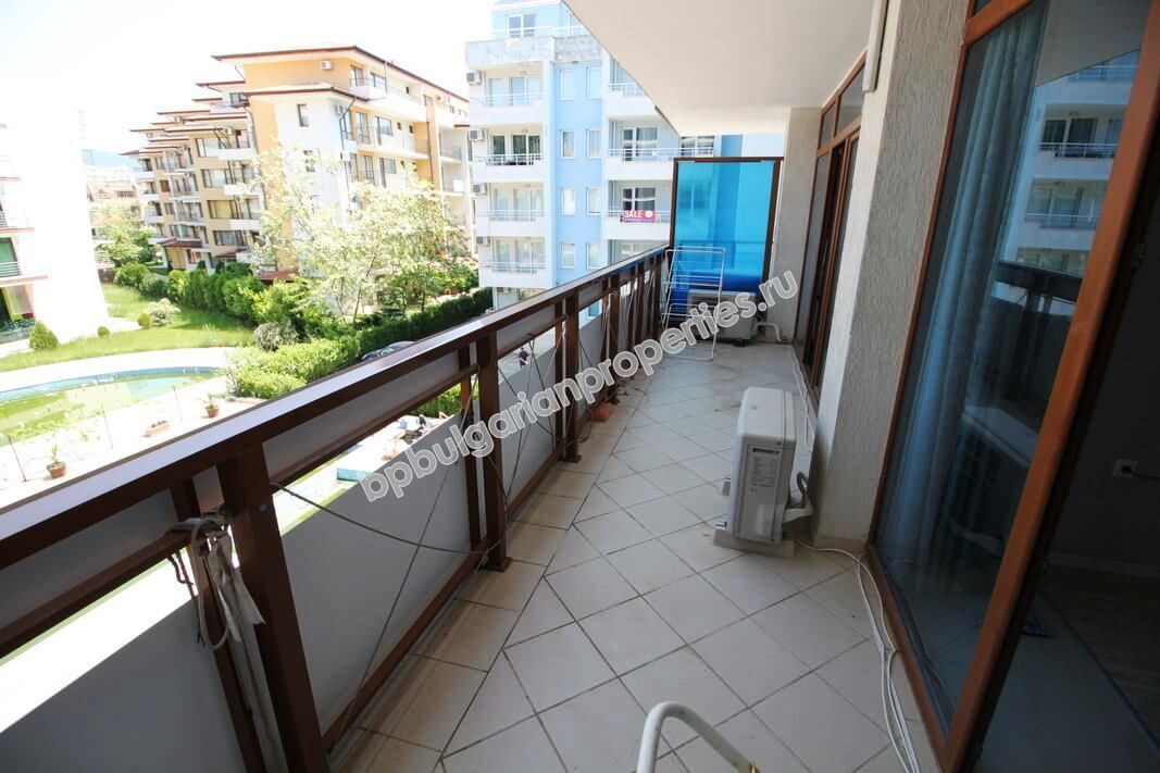 Большая меблированная двухкомнатная квартира на продажу в центре курорта Солнечный берег