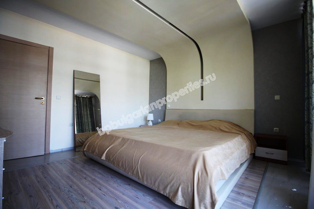 Большая меблированная двухкомнатная квартира на продажу в центре курорта Солнечный берег