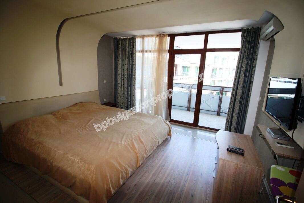 Большая меблированная двухкомнатная квартира на продажу в центре курорта Солнечный берег