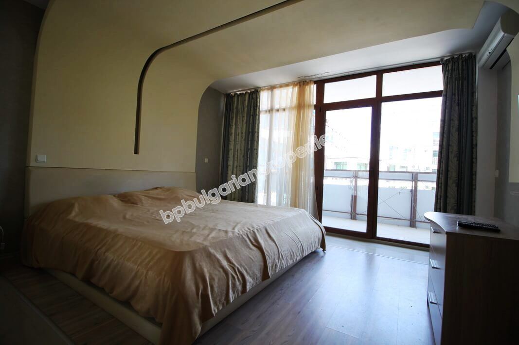 Большая меблированная двухкомнатная квартира на продажу в центре курорта Солнечный берег