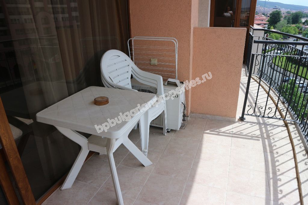 Меблированная двухкомнатная квартира у пляжа на продажу в курорте Солнечный Берег