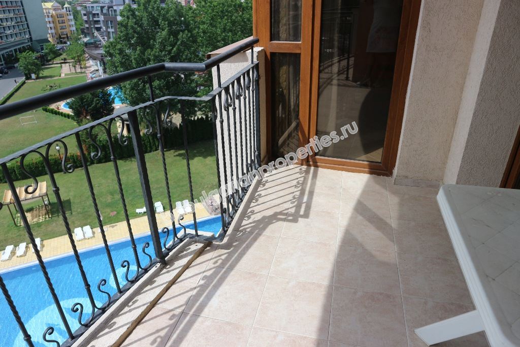 Меблированная двухкомнатная квартира у пляжа на продажу в курорте Солнечный Берег