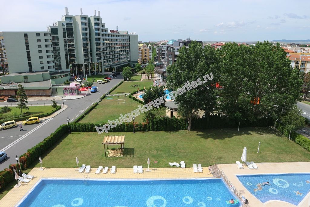 Меблированная двухкомнатная квартира у пляжа на продажу в курорте Солнечный Берег