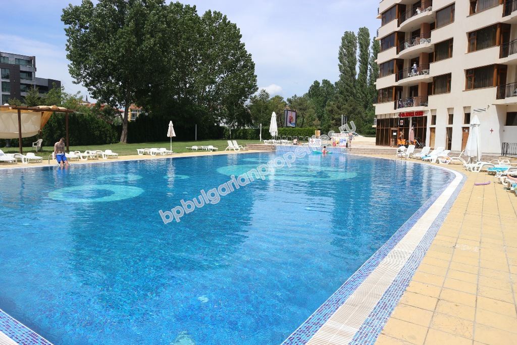 Меблированная двухкомнатная квартира у пляжа на продажу в курорте Солнечный Берег