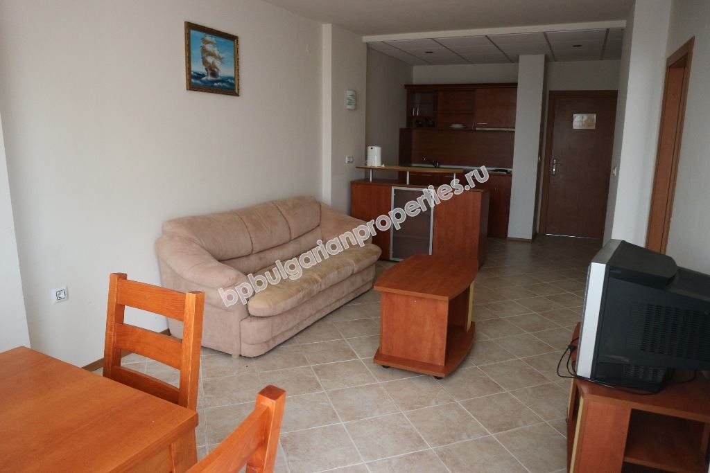 Меблированная двухкомнатная квартира у пляжа на продажу в курорте Солнечный Берег