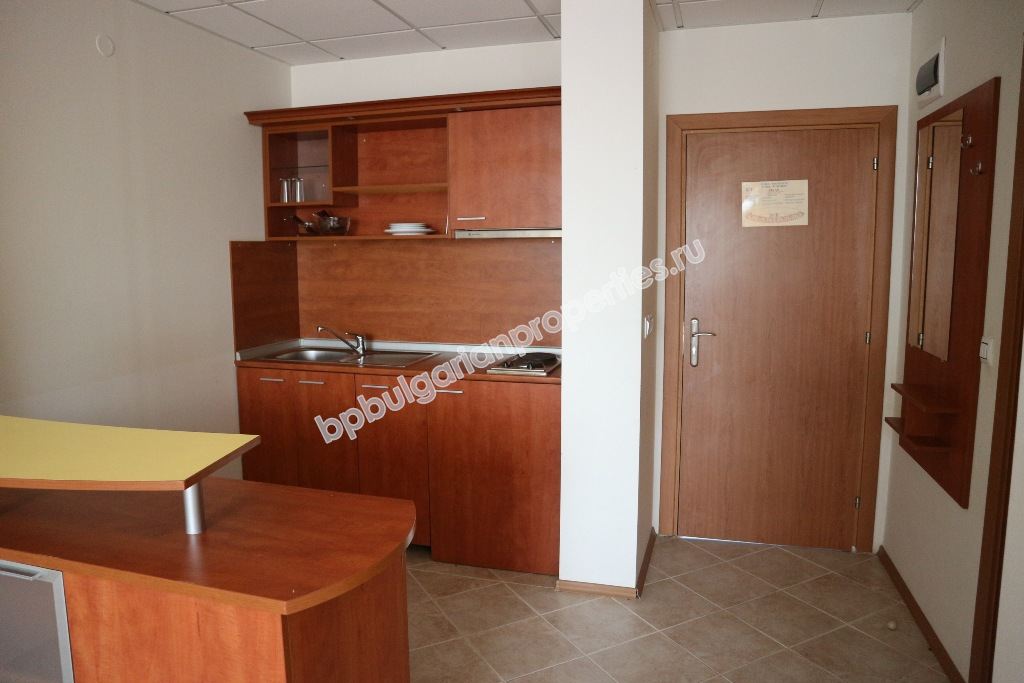 Меблированная двухкомнатная квартира у пляжа на продажу в курорте Солнечный Берег