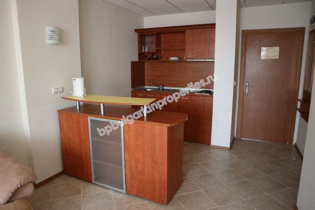 Меблированная двухкомнатная квартира у пляжа на продажу в курорте Солнечный Берег