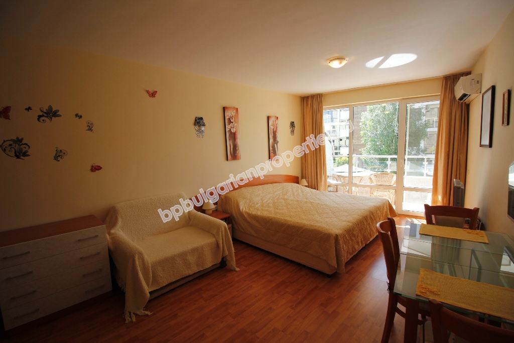 Большая меблированная студия на продажу в курорте Солнечный Берег