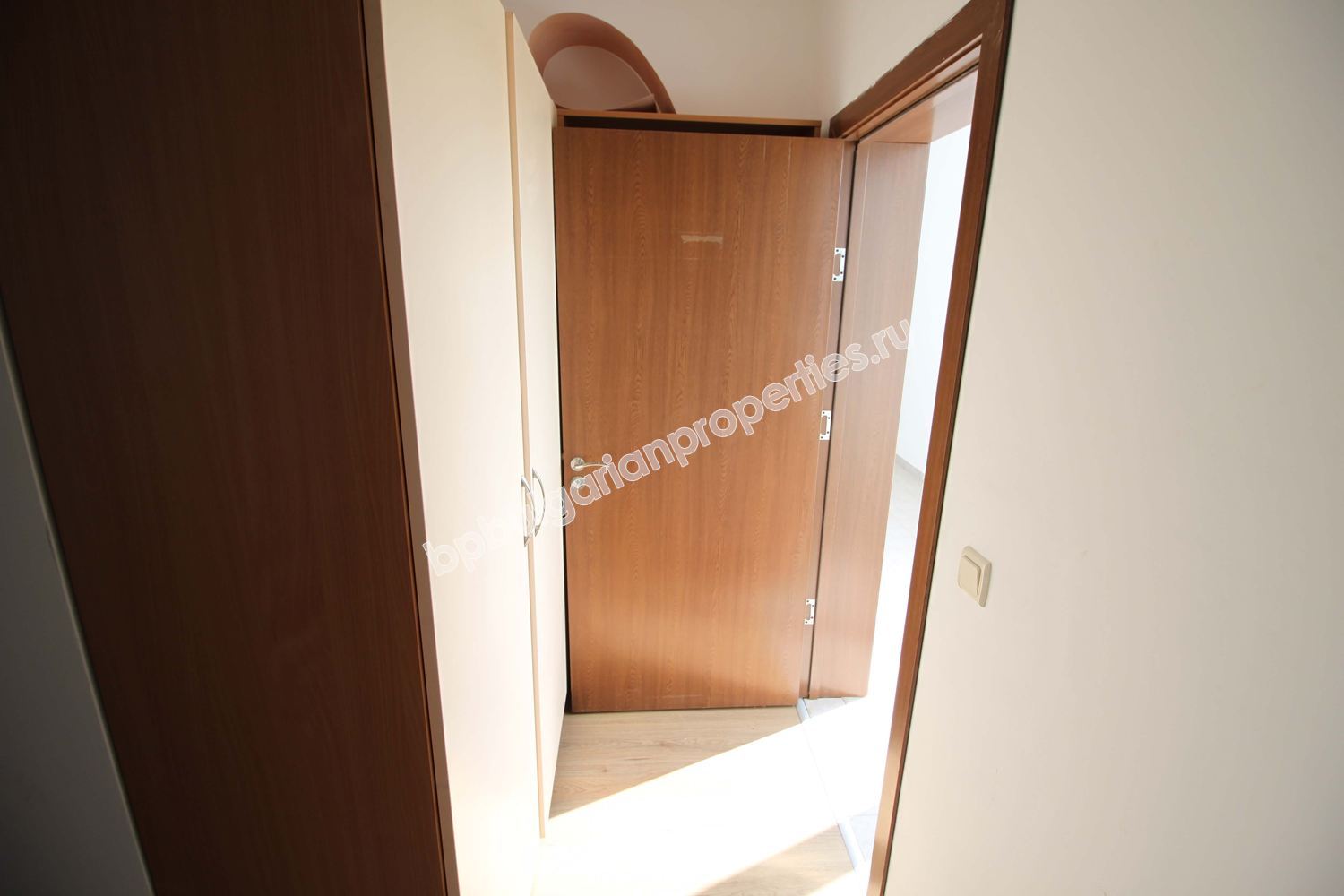 Просторная меблированная студия близко к морю на продажу в курорте Солнечный Берег