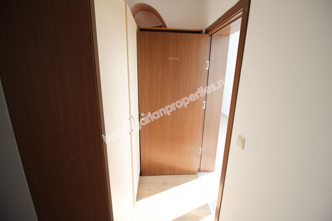 Просторная меблированная студия близко к морю на продажу в курорте Солнечный Берег