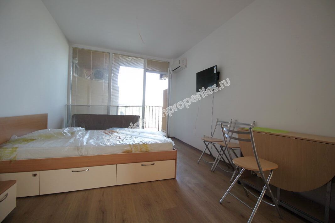 Просторная меблированная студия близко к морю на продажу в курорте Солнечный Берег