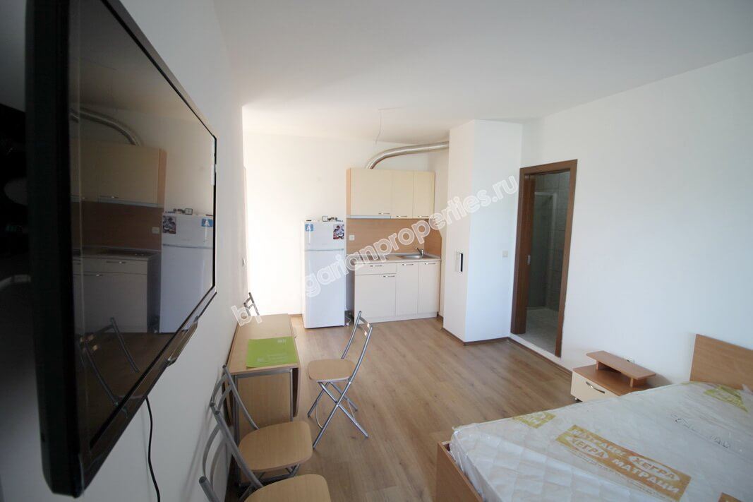 Просторная меблированная студия близко к морю на продажу в курорте Солнечный Берег