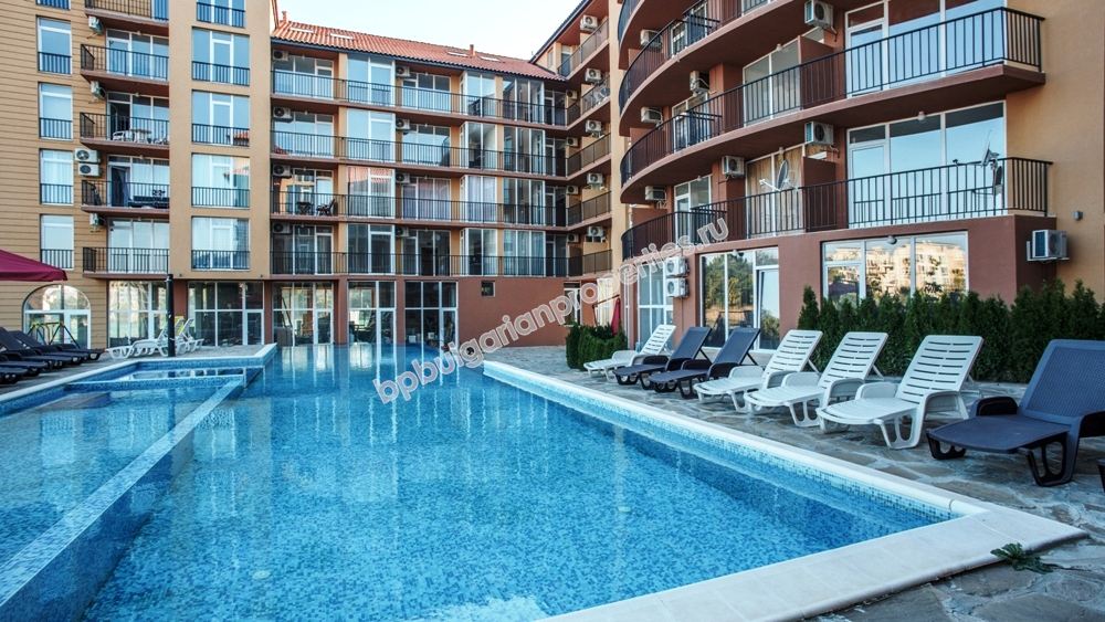 Просторная меблированная студия близко к морю на продажу в курорте Солнечный Берег