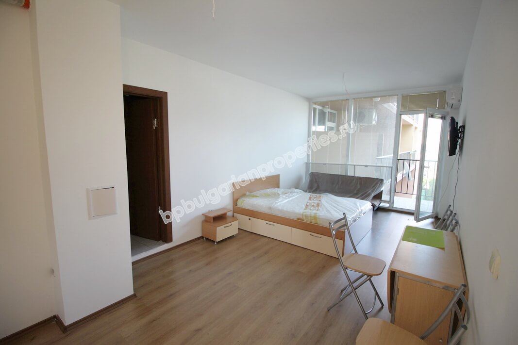 Просторная меблированная студия близко к морю на продажу в курорте Солнечный Берег