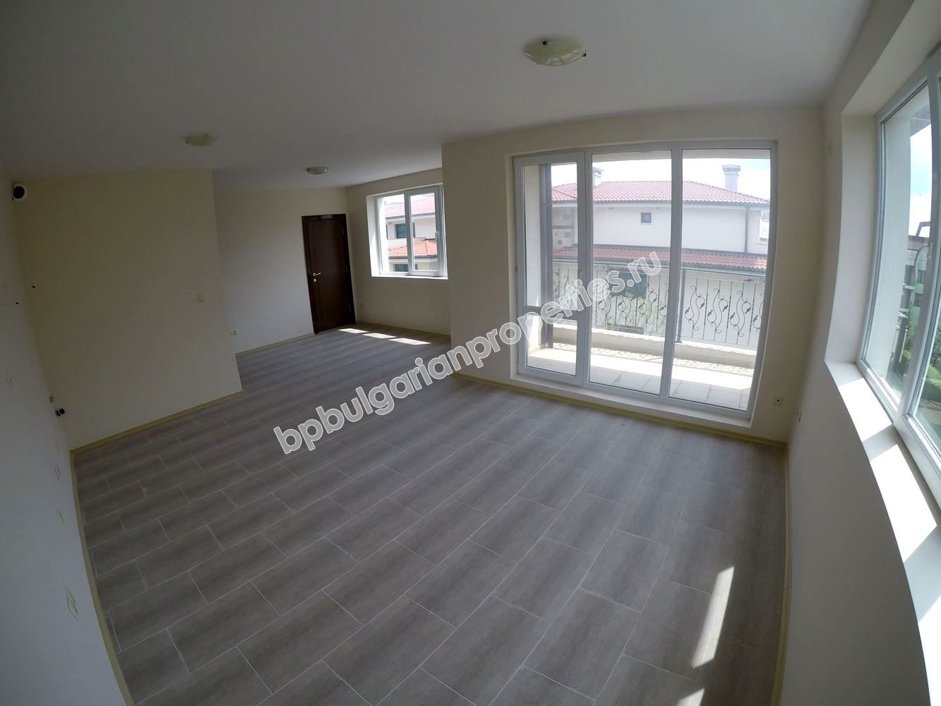 Новая трехкомнатная квартира на продажу недалеко от пляжа в курорте Равда