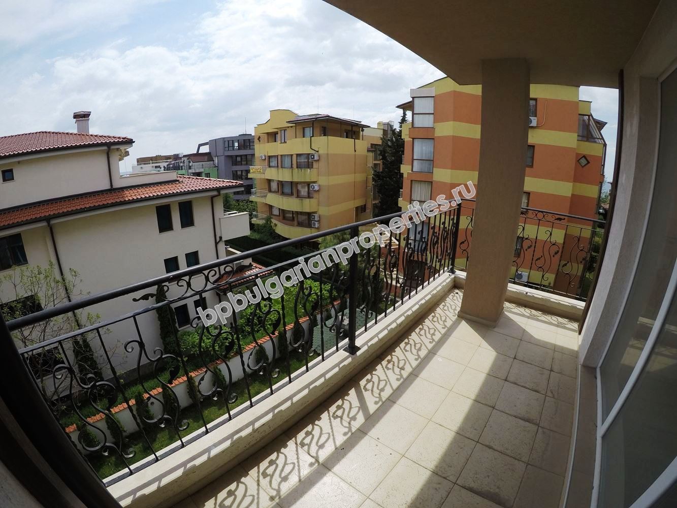 Новая трехкомнатная квартира на продажу недалеко от пляжа в курорте Равда