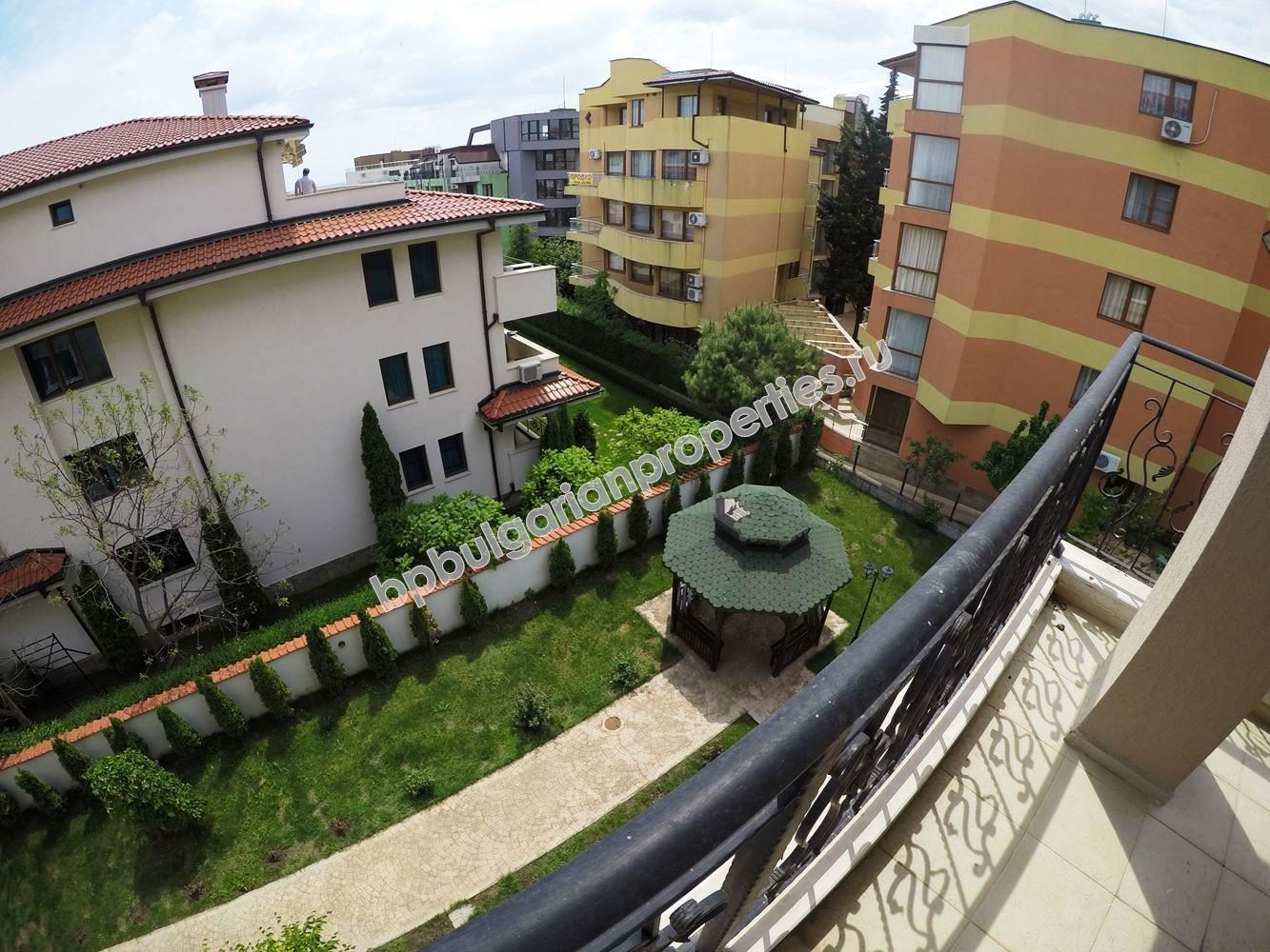 Новая трехкомнатная квартира на продажу недалеко от пляжа в курорте Равда