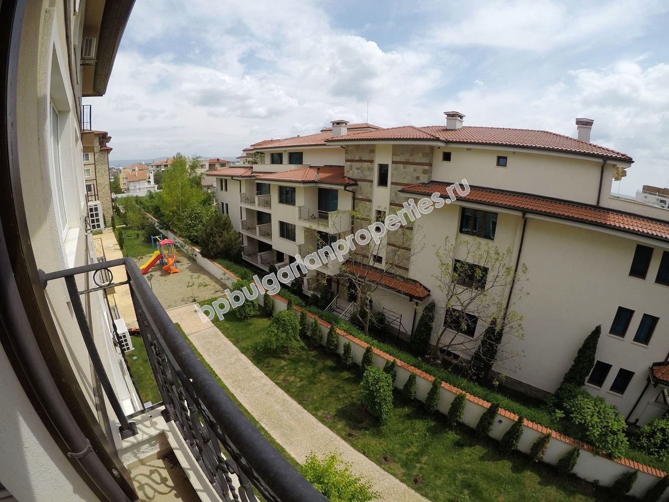 Новая трехкомнатная квартира на продажу недалеко от пляжа в курорте Равда